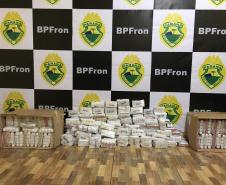 Mais de 100 mil comprimidos e diversos outros materiais hospitalares contrabandeados são apreendidos pela Polícia de Fronteira em Guaíra (PR)
