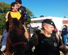 Policiais militares fazem a alegria de crianças durante visita na APACD, em Ponta Grossa