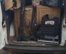 BPFron apreende 40 armas Airsoft em veículo guinchado no Oeste do estado; duas pessoas acabaram presas