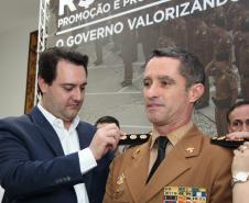 Curitiba, 24 de julho de 2019.  Assinatura de Promoções. Foto: Governador Ratinho Jr. Colocando luva da Promoção em um Policial Militar.