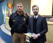 Foz do Iguaçu, 25 de julho de 2019. Simpósio de Operações Policiais Militares de Fronteira. Foto: Cel. QOPM Péricles de Matos, Comandante-Geral da PMPR, faz a entrega do certificado de agradecimento ao Exmo. Sr. Juiz Federal Dr. Gustavo Chies Cignachi.