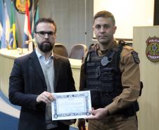 Foz do Iguaçu, 25 de julho de 2019. Simpósio de Operações Policiais Militares de Fronteira. Foto: Ten.-Cel. QOPM Saulo de Tarso Sanson Silva, Comandante do BPFron, em nome do Comandante-Geral da PMPR, faz a entrega do certificado de agradecimento ao Exmo. Sr. Delegado Federal Mozart Person Fuchs.