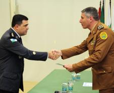 Curitiba, 02 de agosto de 2019. Formatura do CSP turma 2019. Foto: Comandante-Geral da PMPR, Cel. QOPM Péricles de Matos, faz a entrega do diploma a um dos formandos.