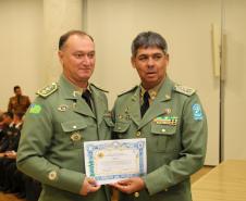 Curitiba, 02 de agosto de 2019. Formatura do CSP turma 2019. Foto: Cel  PM Lindomar Castilho Melo, Comandante-Geral da PM do Estado do Piauí, faz a entrega do Diploma ao Ten.-Cel. PM Paulo de Deus Barbosa da Mota, formando da Turma 2019 do CSP.