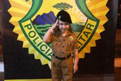 Batalhão da PM faz a alegria das crianças com fardas infantis durante a festa de aniversário da cidade de Cianorte (PR)
