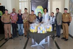 PM faz doação simbólica de cinco mil latas de leite em pó para instituição de caridade em Curitiba