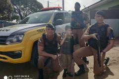 Menino faz aniversário na companhia de policiais militares em Sarandi (PR), no Noroeste do estado