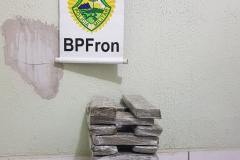BPFron apreende mais de 14 quilos de maconha e uma arma de fogo em situações distintas no Oeste do estado