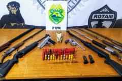  Abordagens da PM resultam na apreensão de armas, drogas e dinheiro no Interior do Paraná