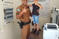 Menino visita unidade da PM e celebra aniversário junto aos policiais em Tuneiras do Oeste