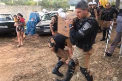 Policiais militares do BPTran arrecadam alimentos e ajudam família do Fazendinha, em Curitiba