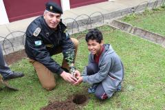 Comandante-Geral planta árvore em escola Estadual de Curitiba (PR) em prol do Projeto Paraná Mais Verde