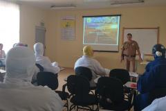 Policial militar ministra palestra sobre segurança no trânsito na cidade de Terra Boa (PR), no Noroeste do estado