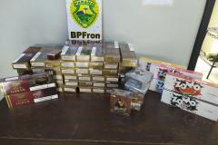 BPFron apreende mais de três quilos de cocaína e cigarros contrabandeados em abordagens distintas no Oeste do estado
