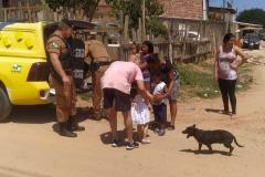 Crianças de comunidades carentes recebem visita de policiais militares no último fim de semana, em Fazenda Rio Grande (RMC) 