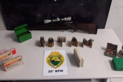 PM prende fuzil e munições durante patrulhamento no Alto Boqueirão, em Curitiba; um homem é preso