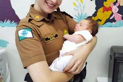Mãe liga para o 190 e policial militar ajuda a salvar filho de um mês engasgado com leite materno em São Mateus do Sul (PR)