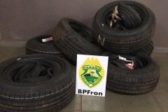 Em situações distintas, BPFron apreende pneus contrabandeados, crack e duas pessoas acabam presas no Oeste do estado
