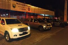 BPFron apreende duas caminhonetes equipadas para o contrabando e prende três pessoas no Oeste do estado