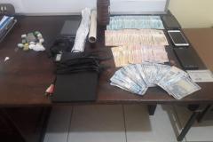 Durante cumprimento de Mandado Judicial, PM prende três pessoas e apreende drogas e munições em Sapopema (PR)