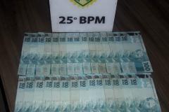  PM apreende carreta com 800 caixas de cigarros contrabandeados em Umuarama (PR)