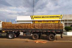 Caminhão com carga de farinha e 300 caixas de cigarro é interceptado pelo BPRv em Iporã,  no Noroeste do estado