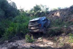 PM encontra carro capotado com mais de 100 quilos de maconha em Campo Largo, na RMC