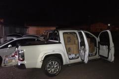 Homem tenta fugir de abordagem policial, mas é preso transportando cigarros em veículo roubado no Oeste do estado