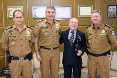 Comandante-Geral da PM entrega medalha de Mérito de Ensino a tenente-coronel da Reserva Remunerada 