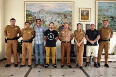 Integrantes de produtora de filme visitam Quartel do Comando-Geral da PM, em Curitiba