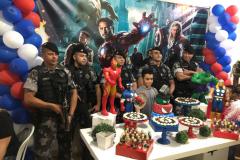Policiais militares do Choque de Londrina são convidados para aniversário de menino que sonha em ser policial 