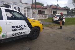 BPRv recupera carro abandonado na PR 412 durante a Operação Verão Maior
