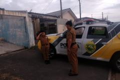 Militares estaduais fazem surpresa e entregam fardinha para menino em Campina Grande do Sul, na RMC