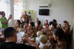 Policiais militares voluntários participam de oficina de pintura de rosto em Guaratuba