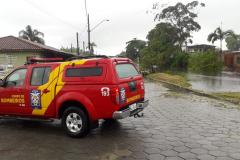 Corpo de Bombeiros monitora cidades do Litoral do estado após fortes chuvas atingirem a região