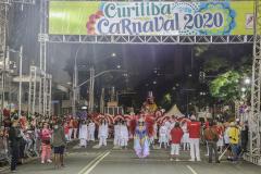 Polícia Militar garante a segurança de milhares de pessoas durante o desfile de Carnaval em Curitiba
