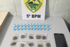 Em situações distintas, policiais militares do 5º Batalhão de Polícia Militar (5º BPM), pertencente ao 2º Comando Regional da PM (2º CRPM), apreenderam diversas porções de drogas, dinheiro e encaminharam três pessoas. As ações policiais aconteceram na tarde de sábado (14/03) e na madrugada de segunda-feira (16/03) na cidade de Londrina, no Norte do estado.
