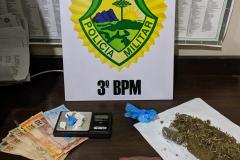 PM prende dupla e apreende 80 porções de drogas em situações distintas no Sudoeste do estado