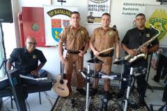 Policiais militares homenageiam mulheres com música em Apucarana (PR), no Norte do estado