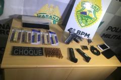 PM prende cinco pessoas e apreende duas armas de fogo e mais de 100 munições no Oeste do estado