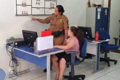 Menina fã da Polícia Militar visita batalhão da PM em Guarapuava (PR)