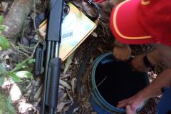 Em Telêmaco Borba, PM localiza espingarda e drogas enterradas às margens do Rio Tibagi