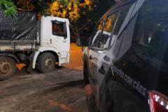Em situações distintas, policiais militares apreenderam um caminhão carregado de cigarros e armas de fogo no Noroeste do estado