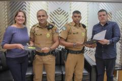 Vítimas de roubo fazem homenagem em reconhecimento a policiais militares que atenderam ocorrência e recuperaram pertences em Curitiba