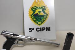 Em situações distintas, PM prende duas pessoas e apreende duas pistolas no Noroeste do estado