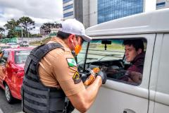Batalhão de Trânsito promove blitz de conscientização ao Maio Amarelo na Linha Verde, em Curitiba