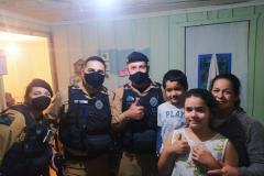 Policiais fazem doação de alimentos para família no bairro Boqueirão em Curitiba