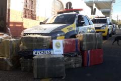 Mais de 400 quilos de maconha que vinha da fronteira são apreendidos por equipes da PM na cidade de Palmeiras (PR) 