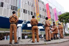 Banda de Música da PM faz homenagem para profissionais de saúde do hospital Pequeno Príncipe