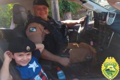 Equipe ROTAM visita admirador da PM no dia do aniversário em Londrina (PR)